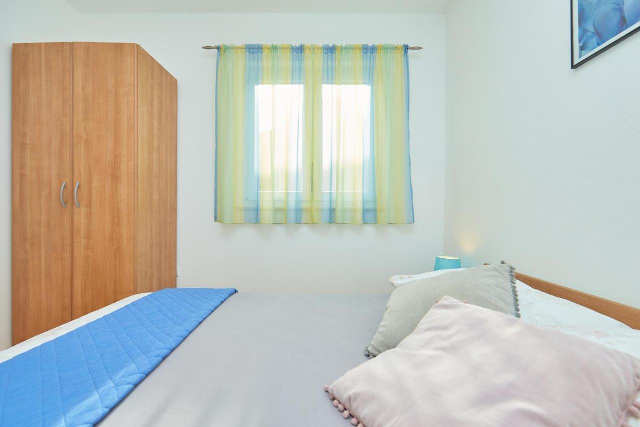 Apartments Zelic Tučepi Rum bild