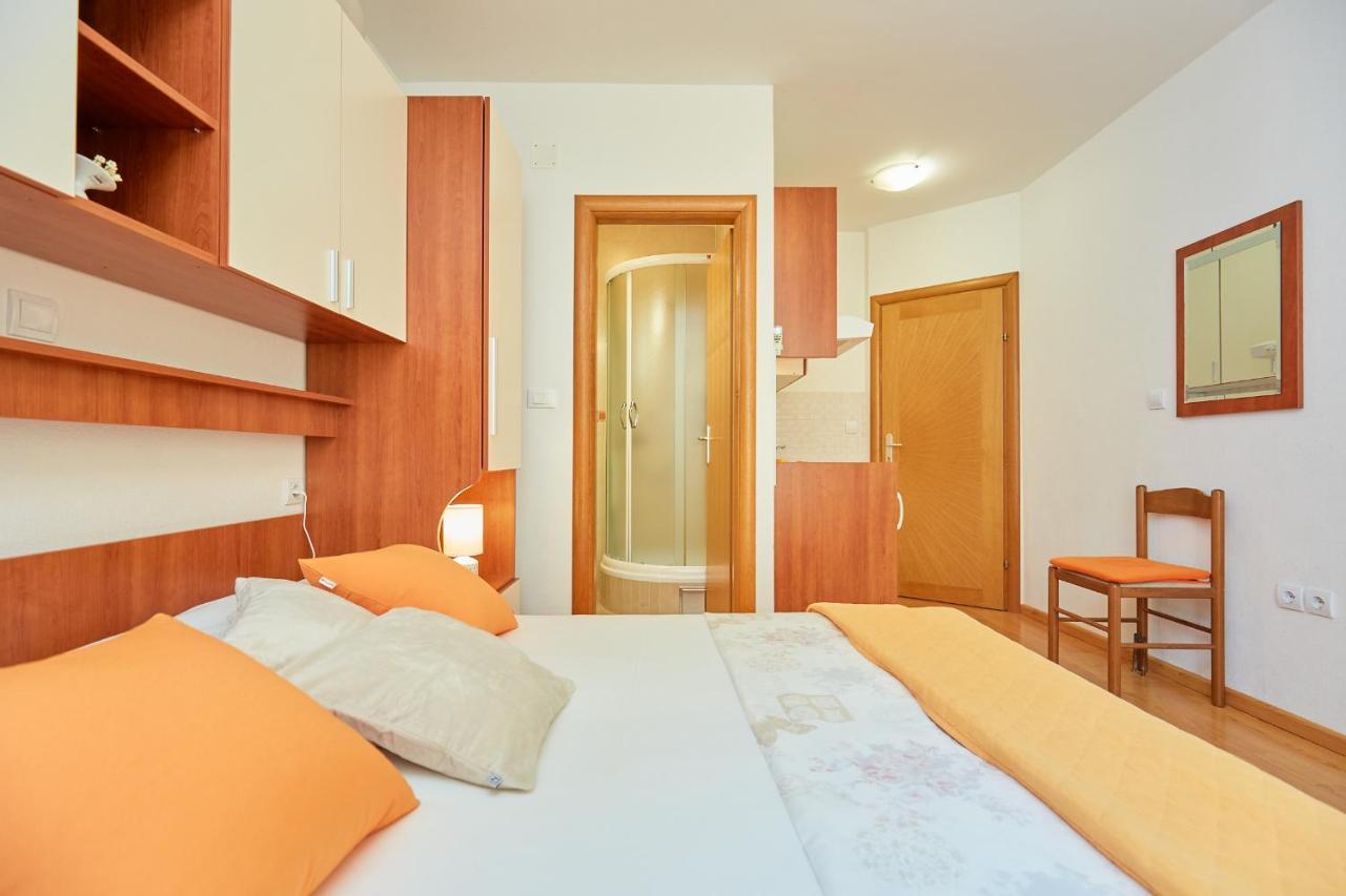 Apartments Zelic Tučepi Rum bild