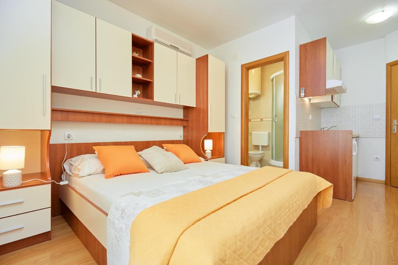 Apartments Zelic Tučepi Rum bild