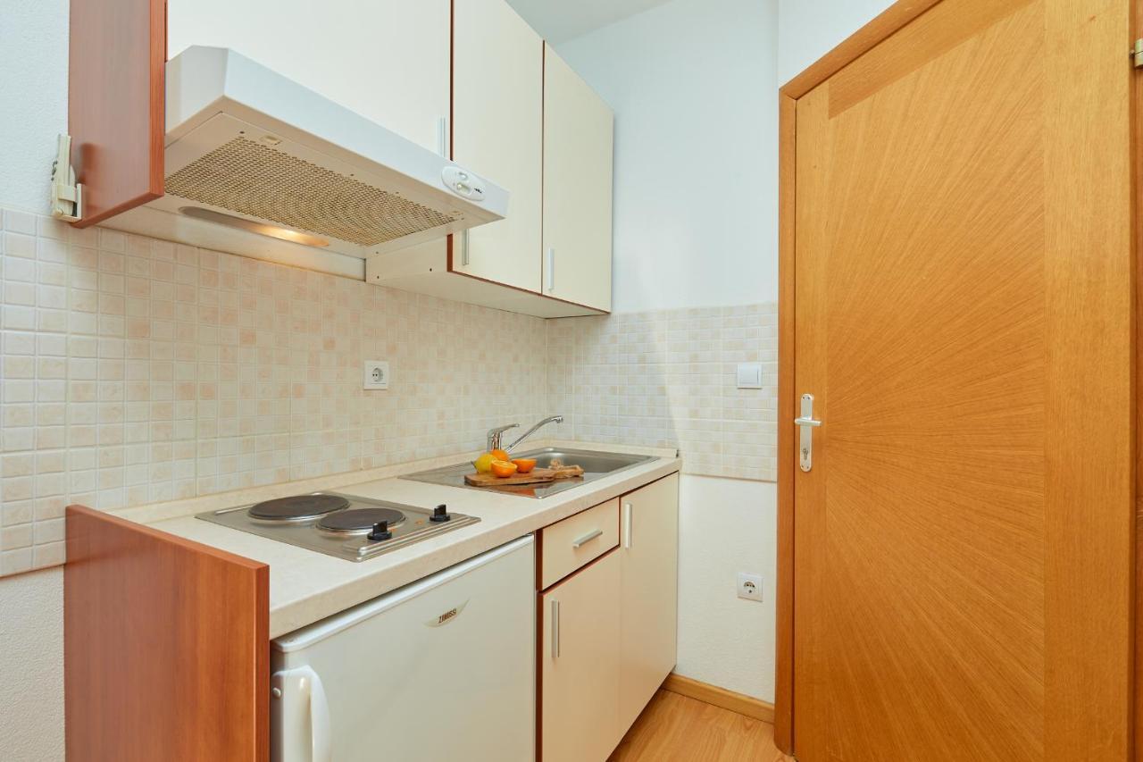 Apartments Zelic Tučepi Rum bild
