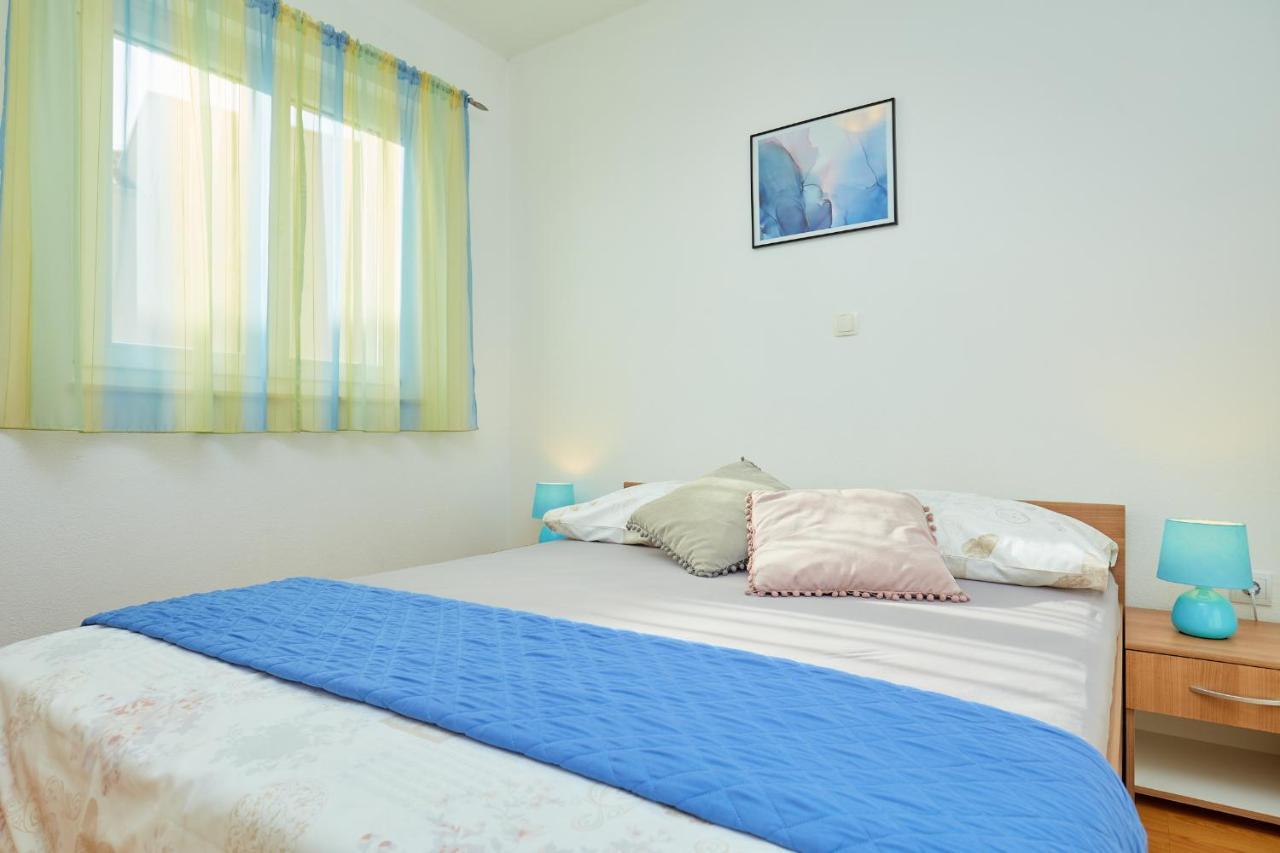 Apartments Zelic Tučepi Rum bild