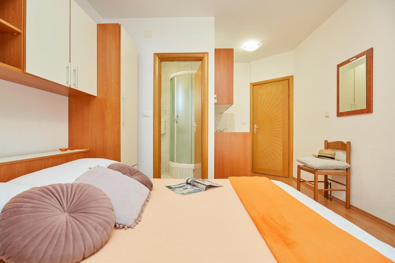 Apartments Zelic Tučepi Rum bild
