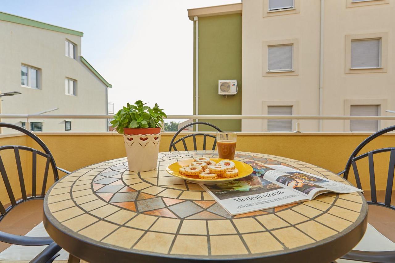 Apartments Zelic Tučepi Exteriör bild